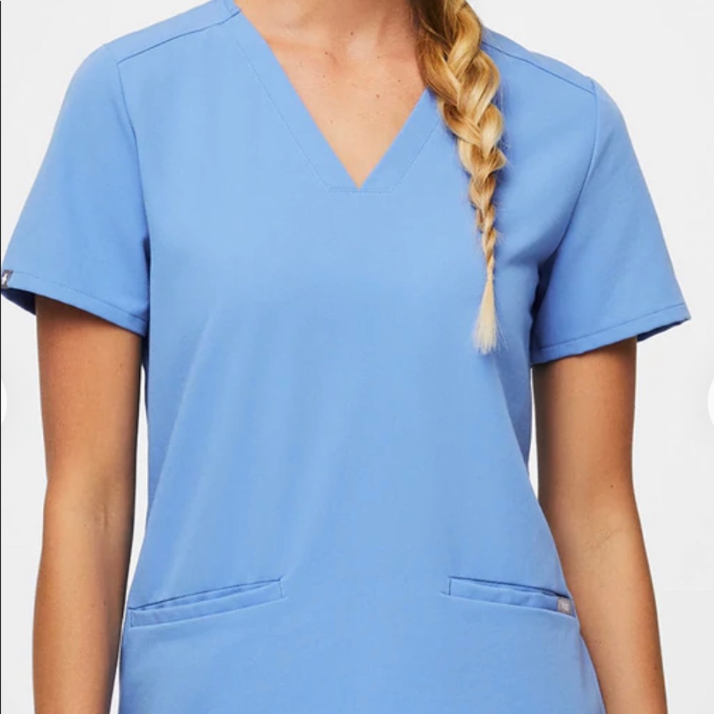 Figs size small Casma Three-Pocket Scrub Top in ciel blue